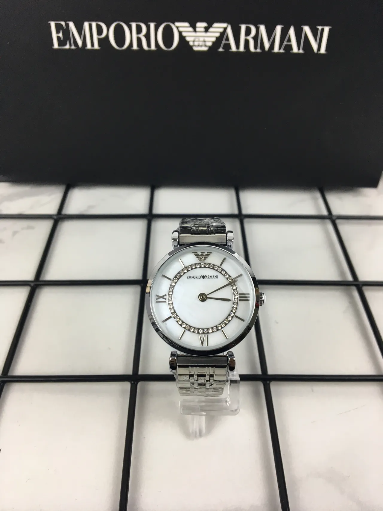 Emporio Armani Classic فضي أبيض حالة مستديرة تاج أم الؤلؤ كوارتز 11