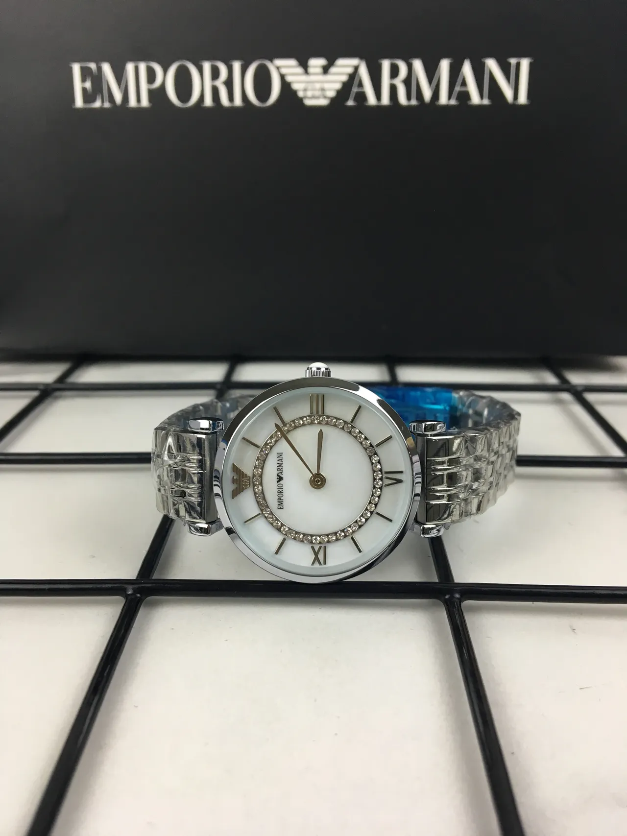 Emporio Armani Classic فضي أبيض حالة مستديرة تاج أم الؤلؤ كوارتز 13