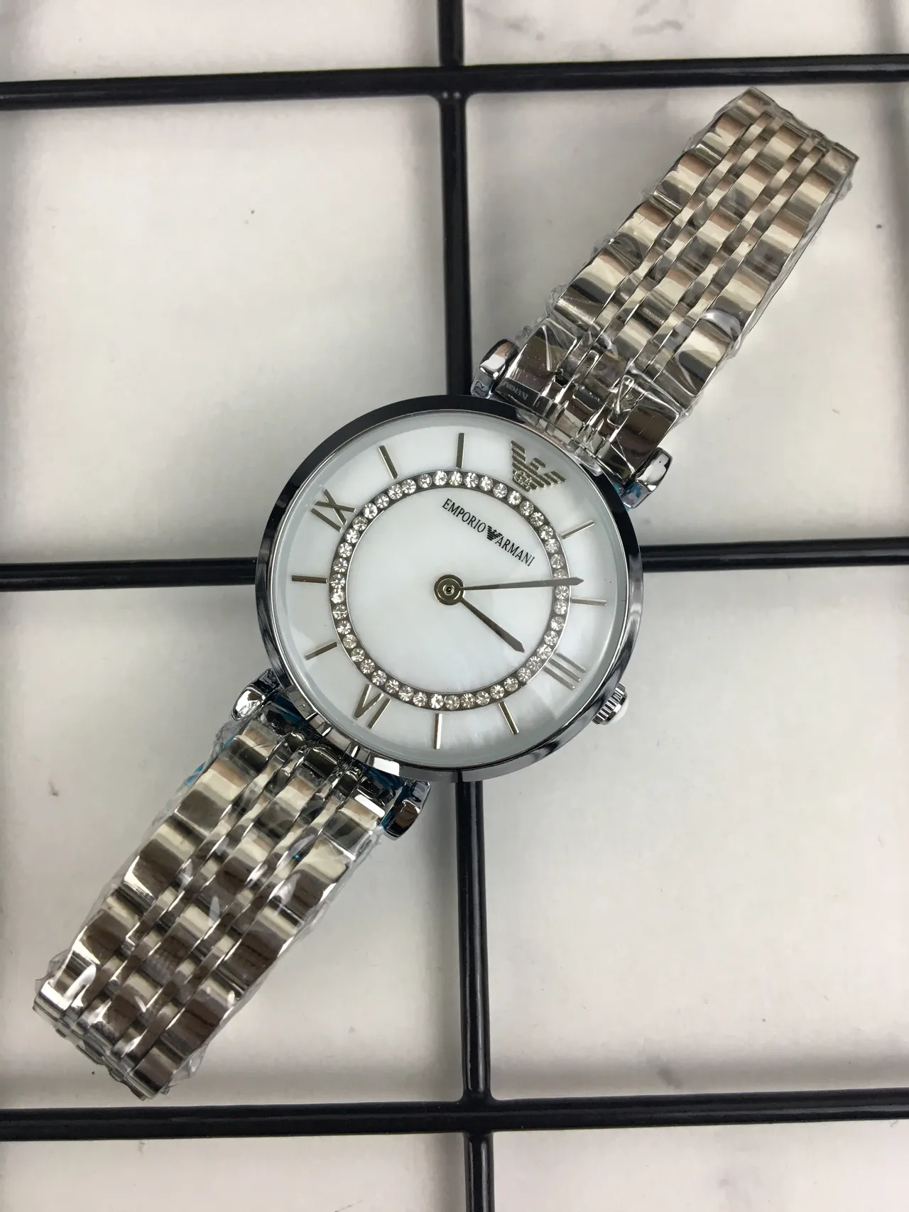 Emporio Armani Classic فضي أبيض حالة مستديرة تاج أم الؤلؤ كوارتز 14
