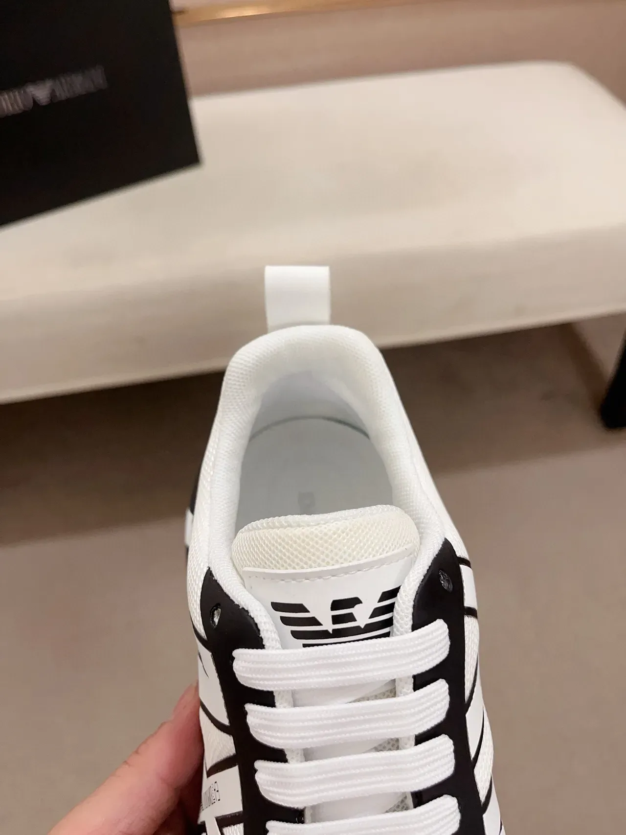 Emporio Armani Tênis Lifestyle Preto e Branco Logo Monocromo 6