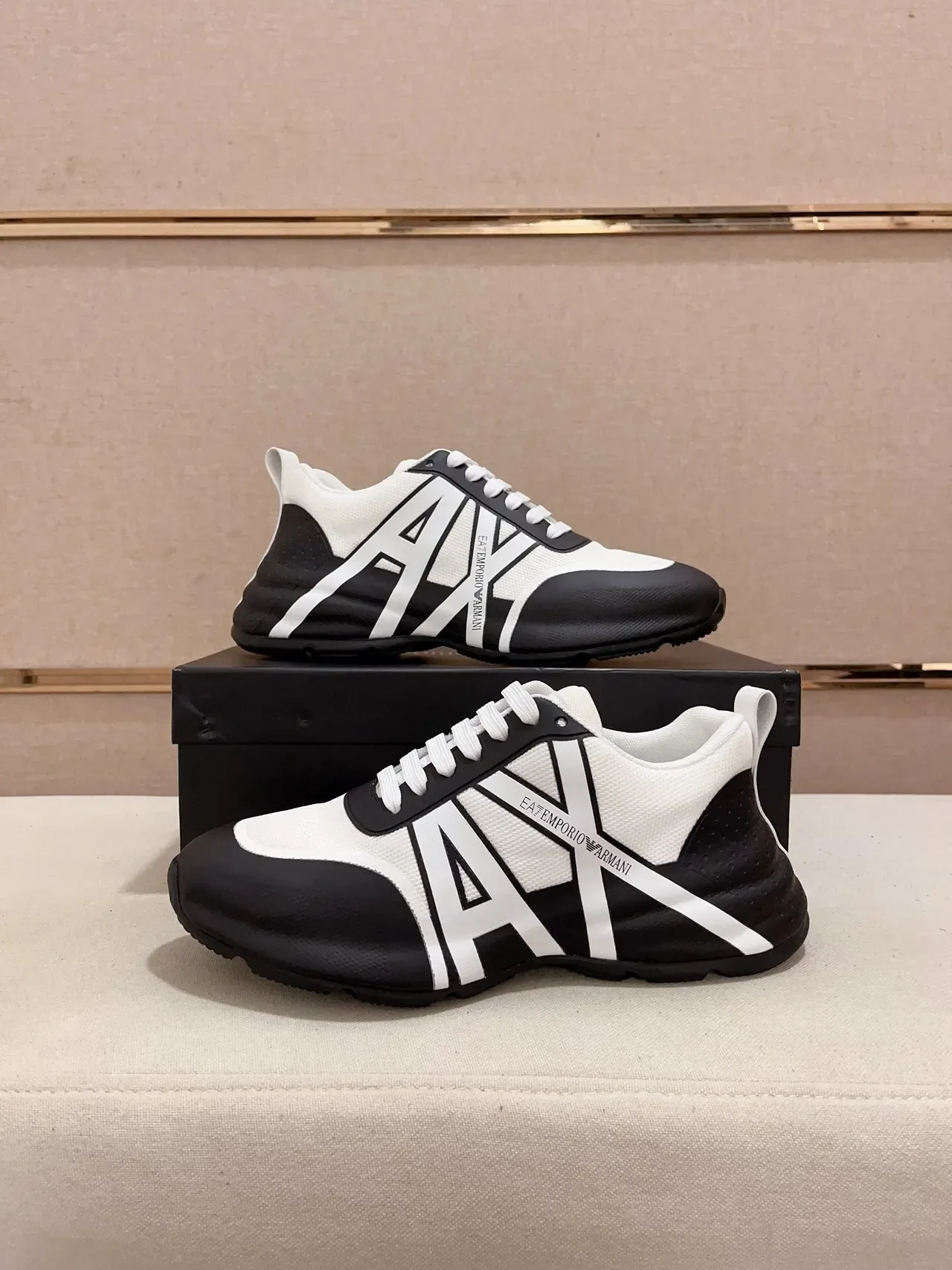 Emporio Armani Tênis Lifestyle Preto e Branco Logo Monocromo 7