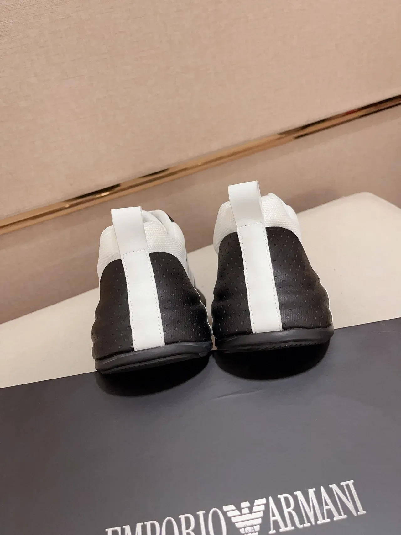 Emporio Armani Tênis Lifestyle Preto e Branco Logo Monocromo 8