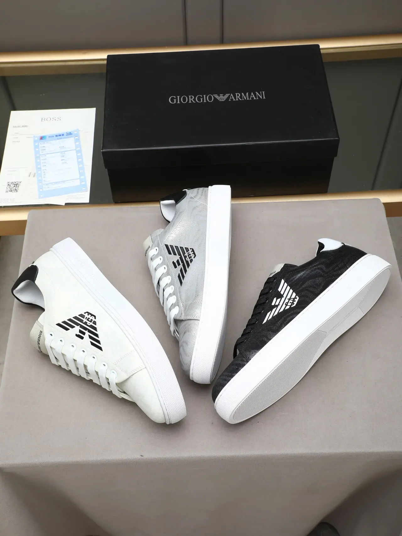 Emporio Armani Sneakers Lifestyle Blanc et Noir Low-Top en Camurça 2