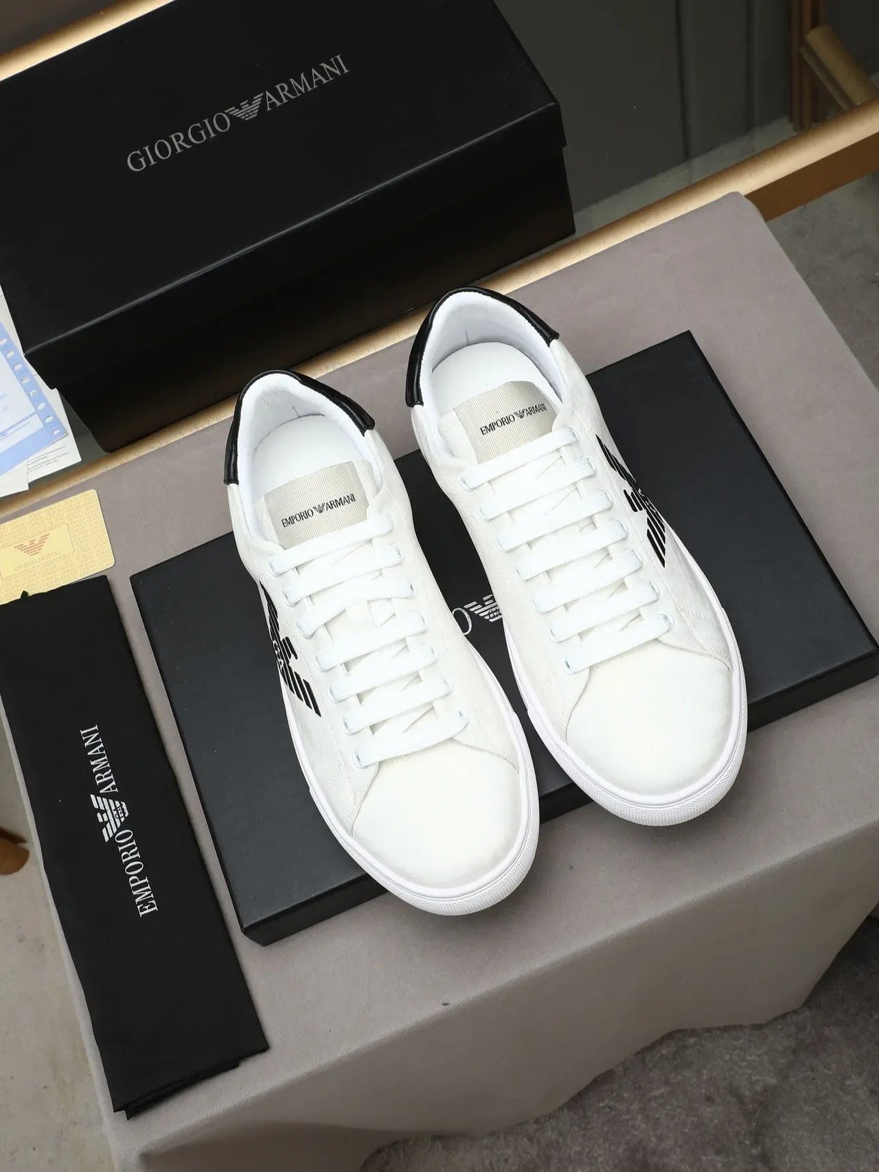 Emporio Armani Sneakers Lifestyle Blanc et Noir Low-Top en Camurça 3
