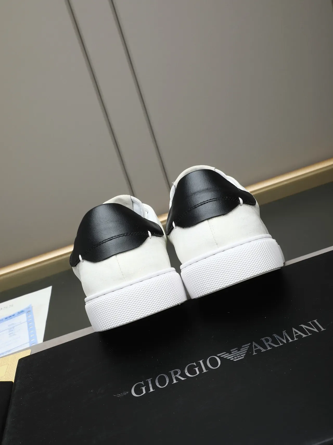 Emporio Armani Sneakers Lifestyle Blanc et Noir Low-Top en Camurça 4