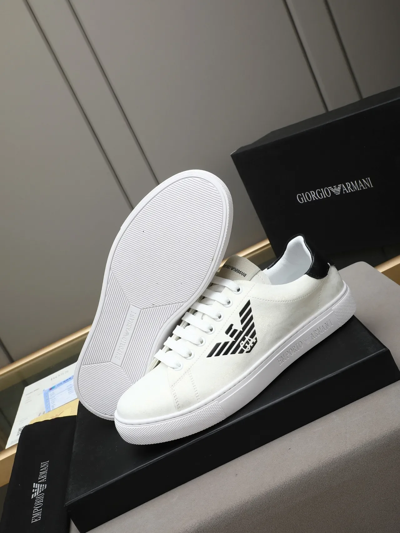 Emporio Armani Sneakers Lifestyle Blanc et Noir Low-Top en Camurça 5
