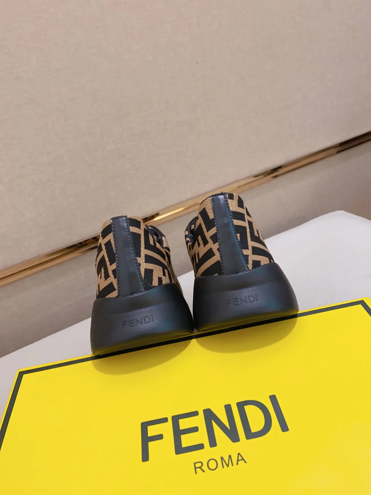 Fendi 米色 黑色 蒙马尔格尼特 针织鞋面 凸纹鞋底 厚底运动鞋 2