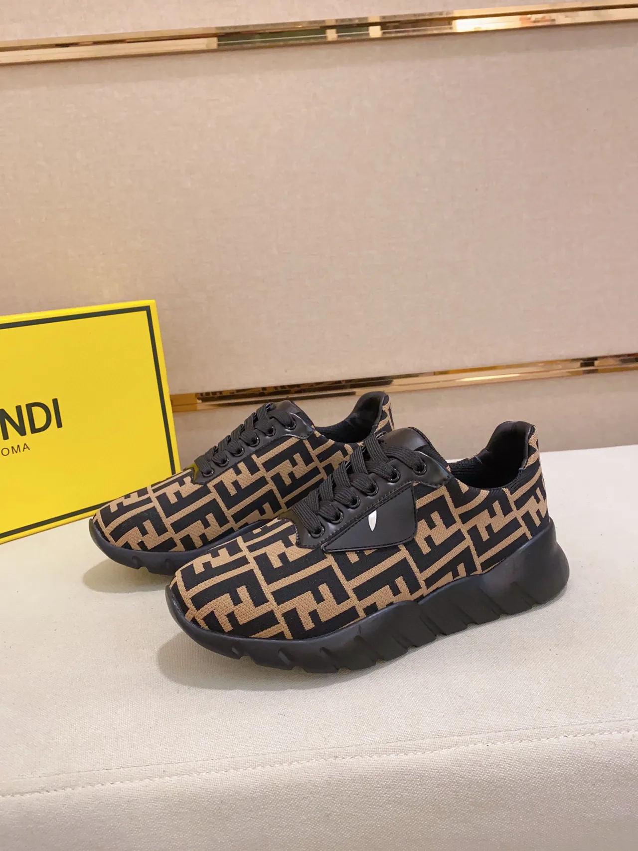 Fendi 米色 黑色 蒙马尔格尼特 针织鞋面 凸纹鞋底 厚底运动鞋 4