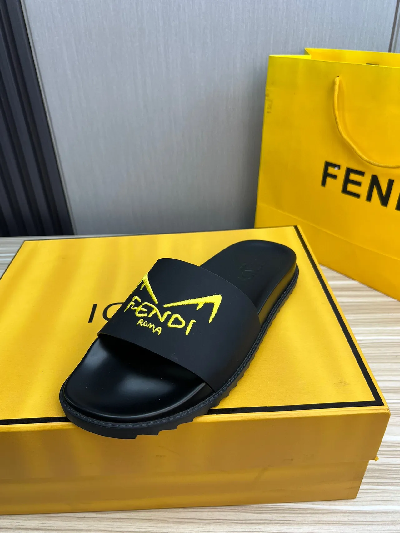 Fendi Noir Jaune Construction en Caoutchouc Moulé Logo Brodé Sangle Sandales 2