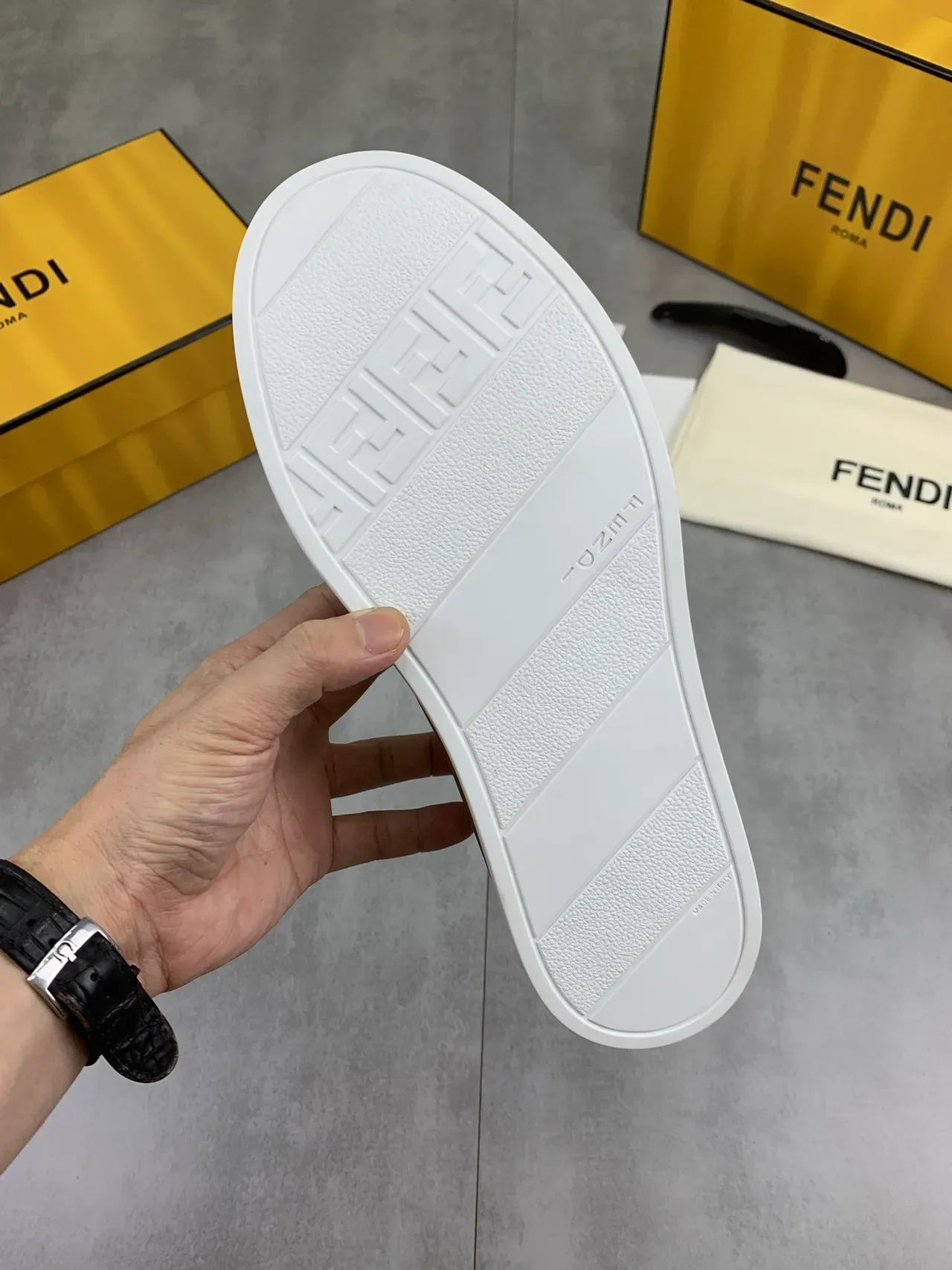 Fendi By The Way सफेद भूरी स्लिप-ऑन लेदर अपर लाइफस्टाइल स्नीकर 3