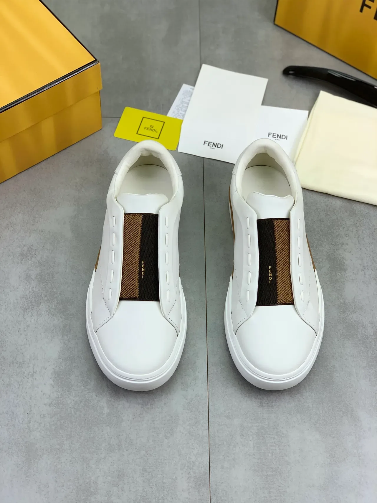 Fendi By The Way सफेद भूरी स्लिप-ऑन लेदर अपर लाइफस्टाइल स्नीकर 4