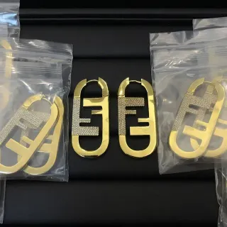 أقراط حلقة Fendi FF لوجو بافي كريستال ذهبي الدرجة