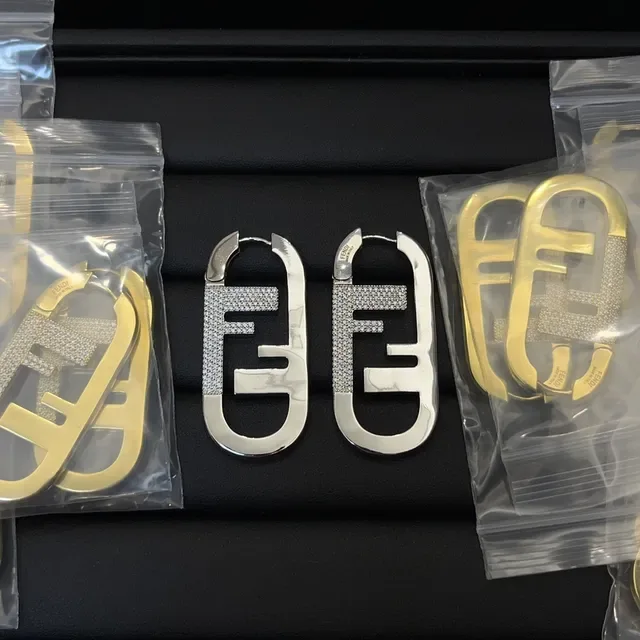 Brincos de aro Fendi FF Logo Pavé Crystal Dourado com Hinge 2
