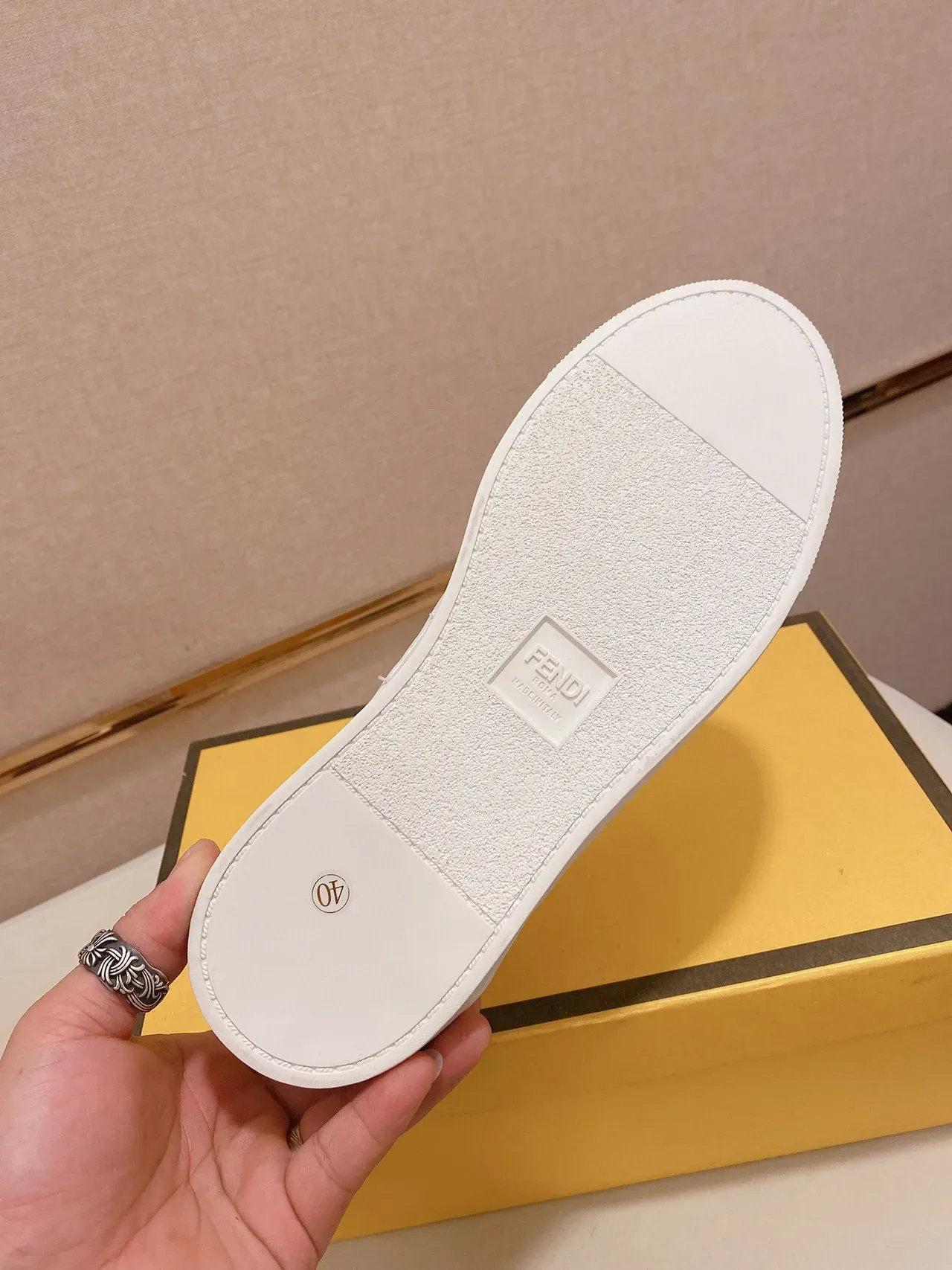 Fendi FF Monogram Zapatillas Lifestyle de Cuero Blanco 2