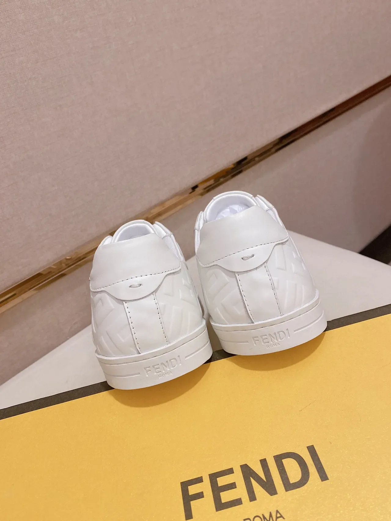 Fendi FF Monogram Zapatillas Lifestyle de Cuero Blanco 3