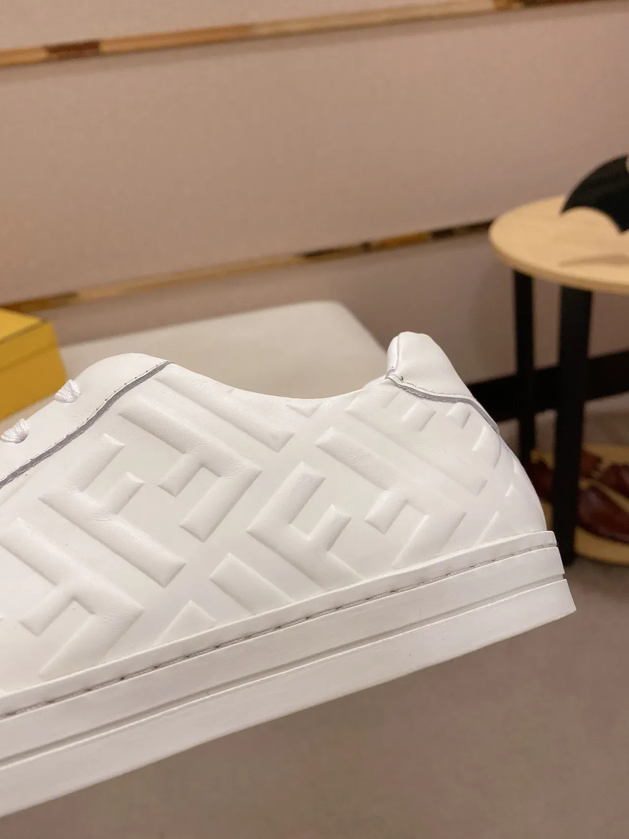 Fendi FF Monogram Zapatillas Lifestyle de Cuero Blanco 4