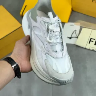 Fendi Runner सफेद और ग्रे चंकी स्नीकर्स