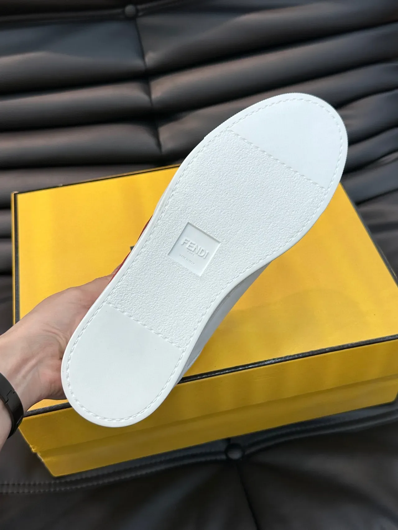 Fendi সাদা লাল চামড়ার উপরের সাইড স্ট্রাইপ লাইফস্টাইল স্নিকার 2