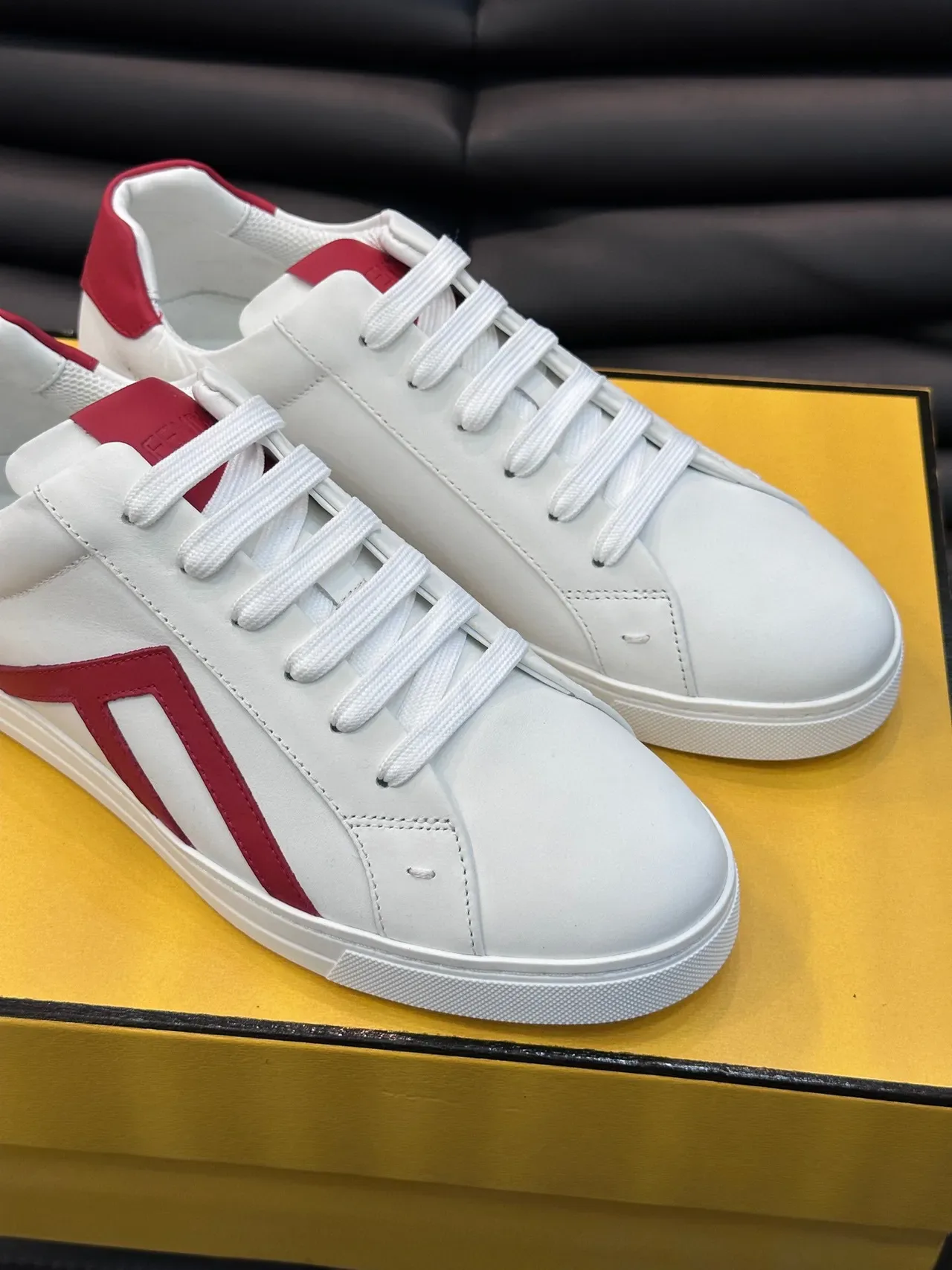 Fendi সাদা লাল চামড়ার উপরের সাইড স্ট্রাইপ লাইফস্টাইল স্নিকার 5