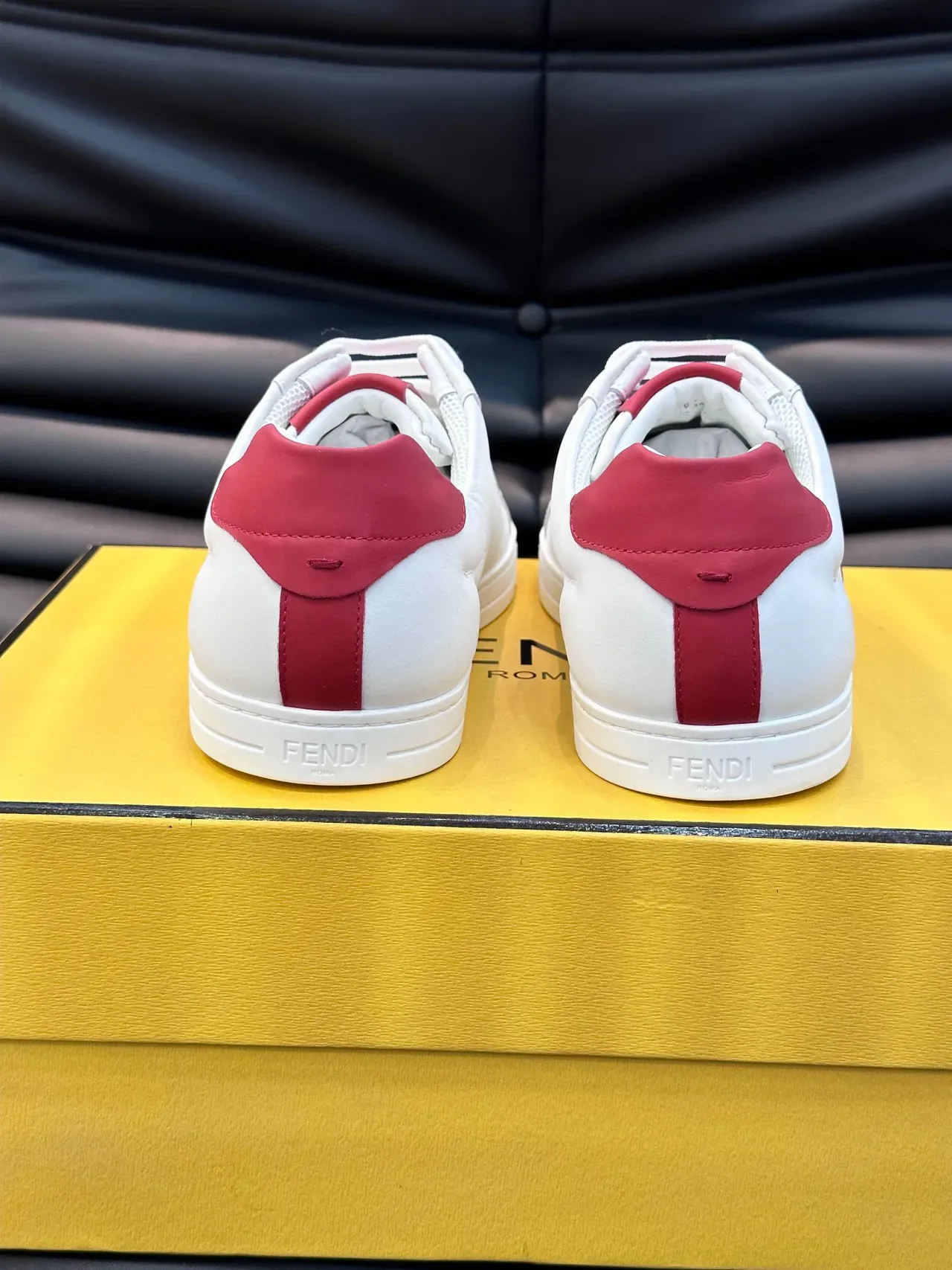 Fendi সাদা লাল চামড়ার উপরের সাইড স্ট্রাইপ লাইফস্টাইল স্নিকার 7