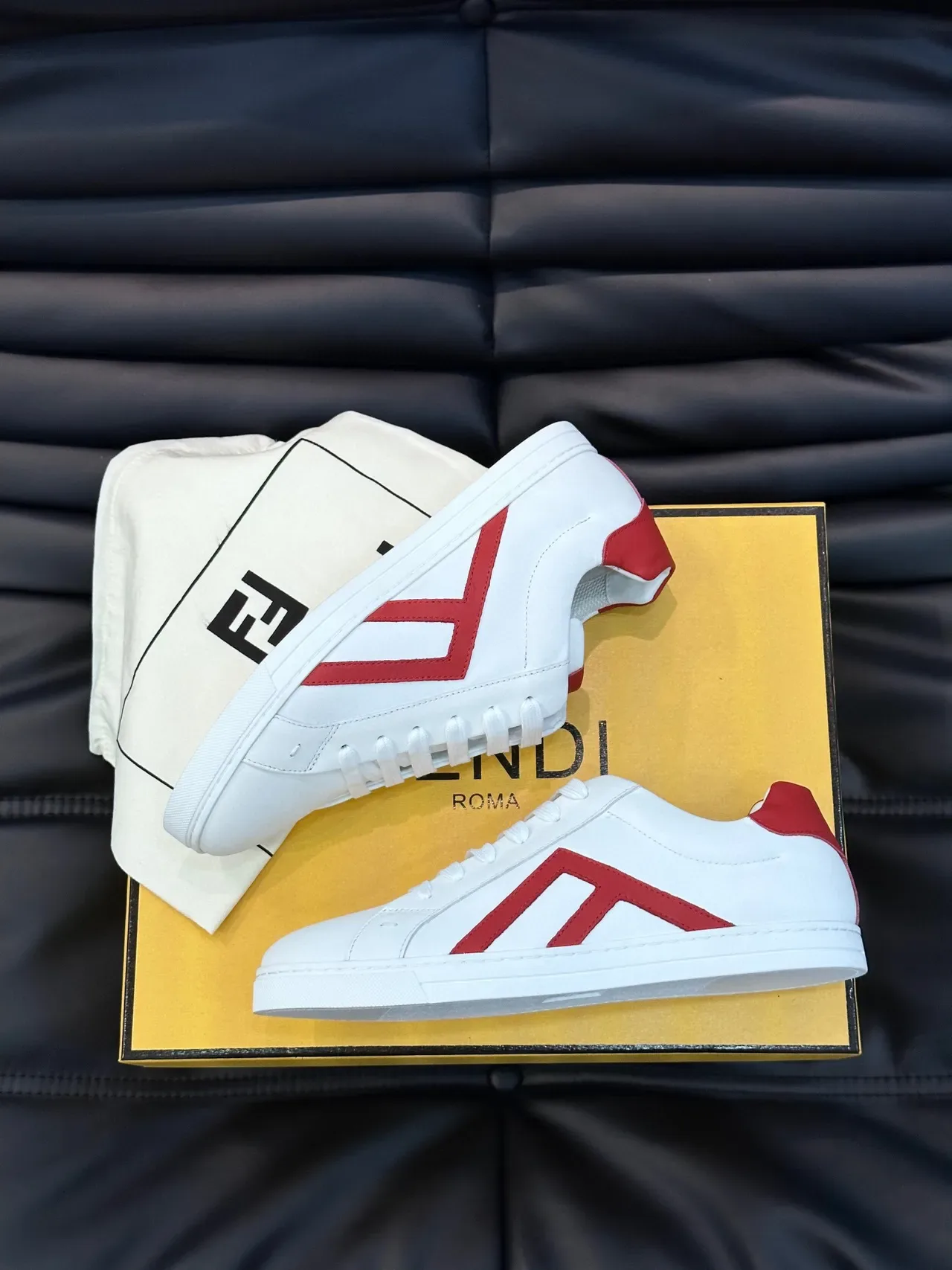 Fendi সাদা লাল চামড়ার উপরের সাইড স্ট্রাইপ লাইফস্টাইল স্নিকার 9