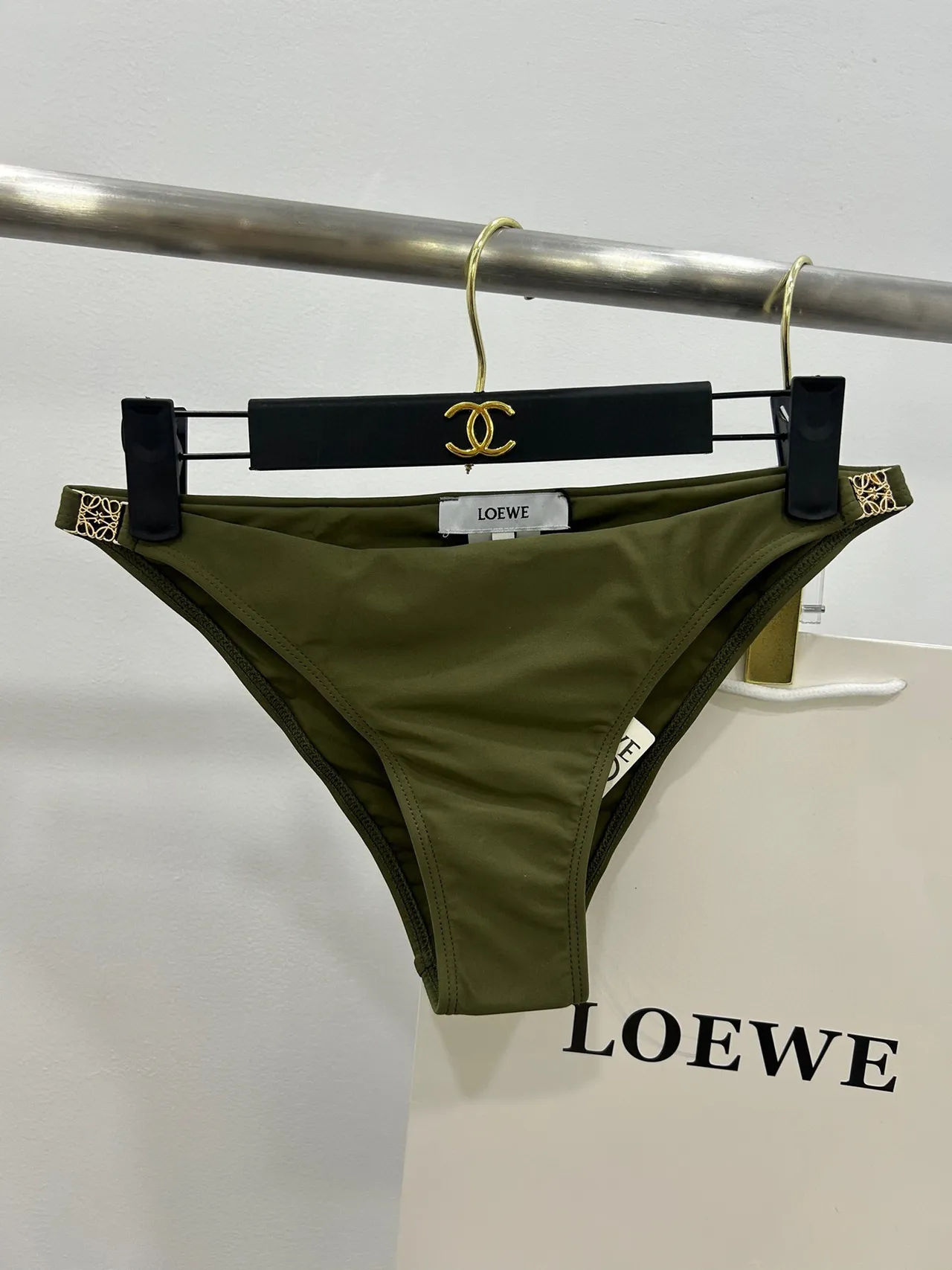 Maillot de bain vert armée doré, haut halter triangle, bretelles croisées taille 4