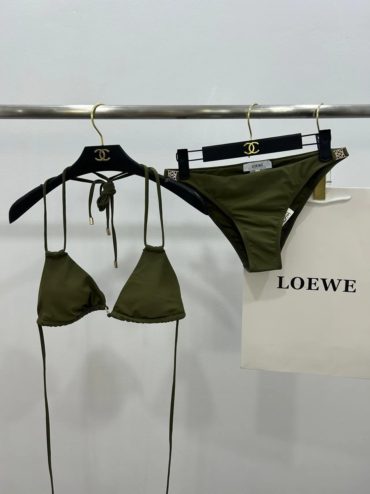 Maillot de bain vert armée doré, haut halter triangle, bretelles croisées taille 5