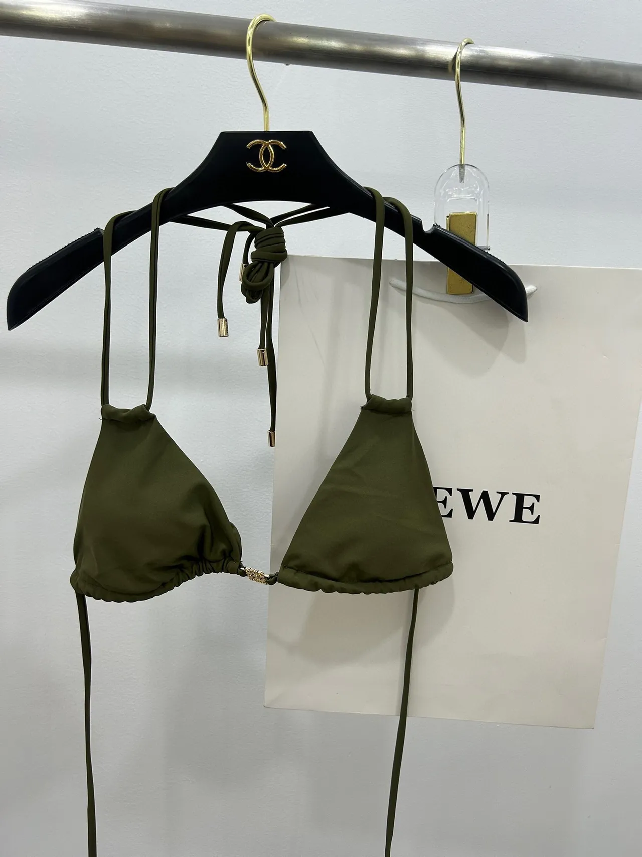 Maillot de bain vert armée doré, haut halter triangle, bretelles croisées taille 7