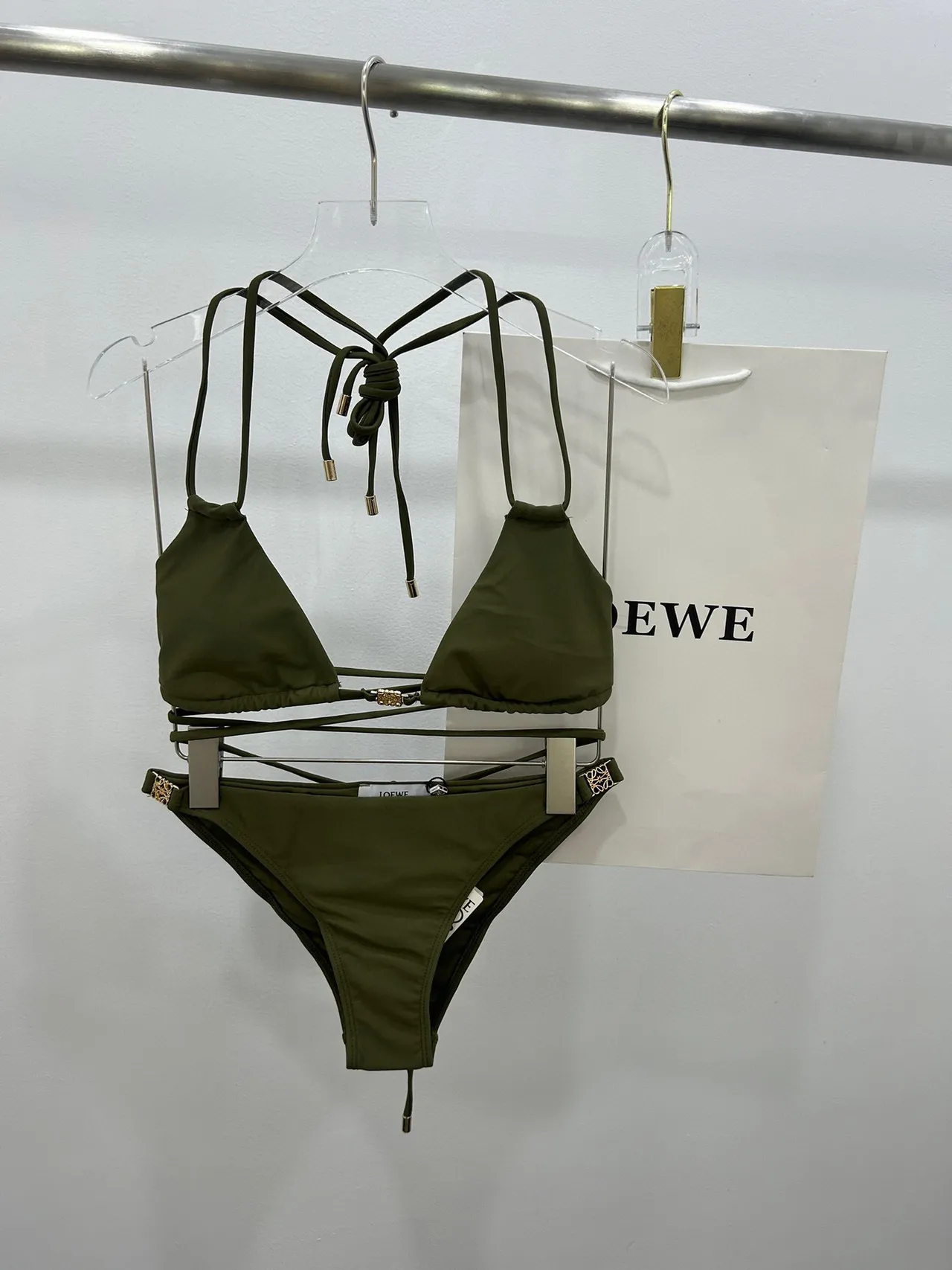Maillot de bain vert armée doré, haut halter triangle, bretelles croisées taille 8
