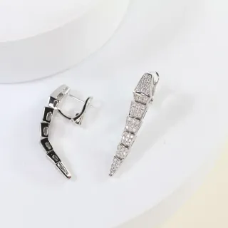 Brincos assimétricos geométricos segmentados Pavé e metal aberto