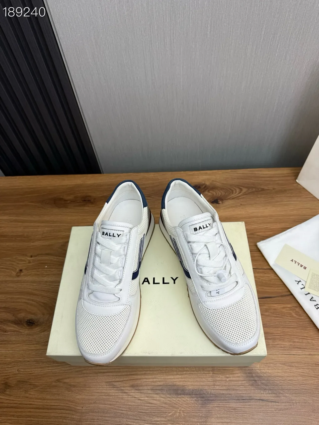 Bally सफेद नेवी जाली और चमड़े की ऊपरी U-Logo साइड पैनल लाइफस्टाइल स्नीकर 8