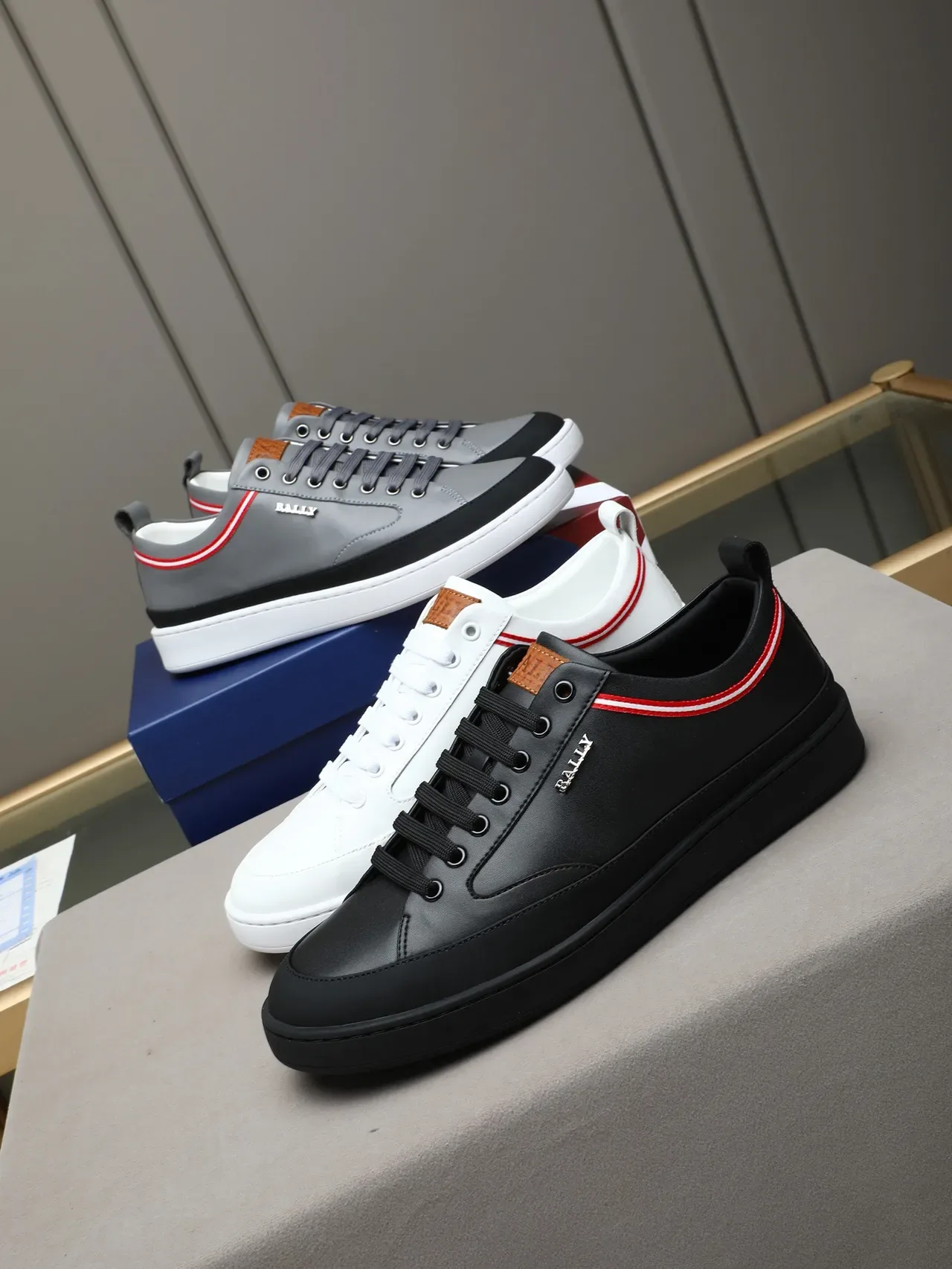 Bally 白色红色皮革鞋面双条纹细节运动鞋 2