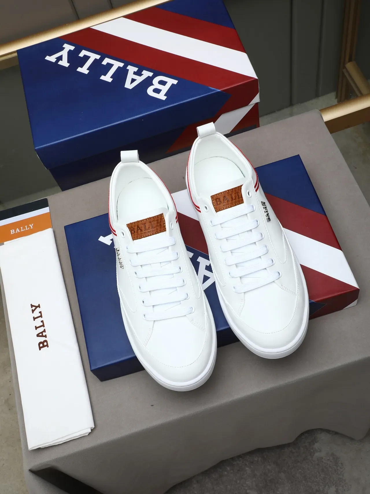 Bally 白色红色皮革鞋面双条纹细节运动鞋 3