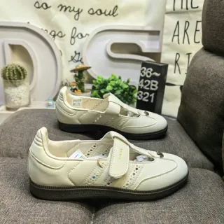 Zapatos Mary Jane beige y negro con T-Strap y paneles laterales perforados