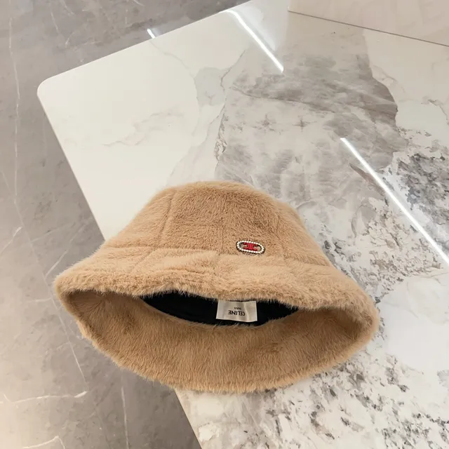 Chapéu de balde bege e vermelho de pelúcia faux fur com construção de painéis acolchados 3