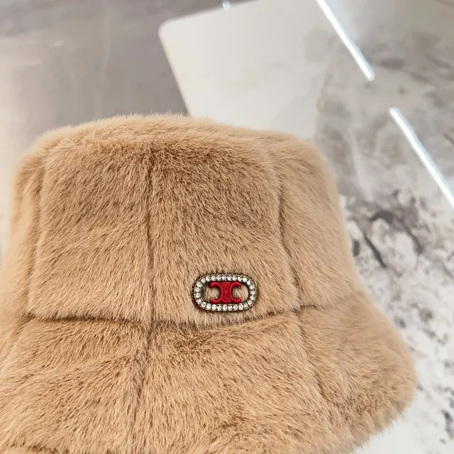 Chapéu de balde bege e vermelho de pelúcia faux fur com construção de painéis acolchados 4