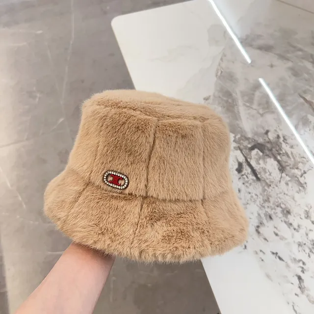 Chapéu de balde bege e vermelho de pelúcia faux fur com construção de painéis acolchados 5