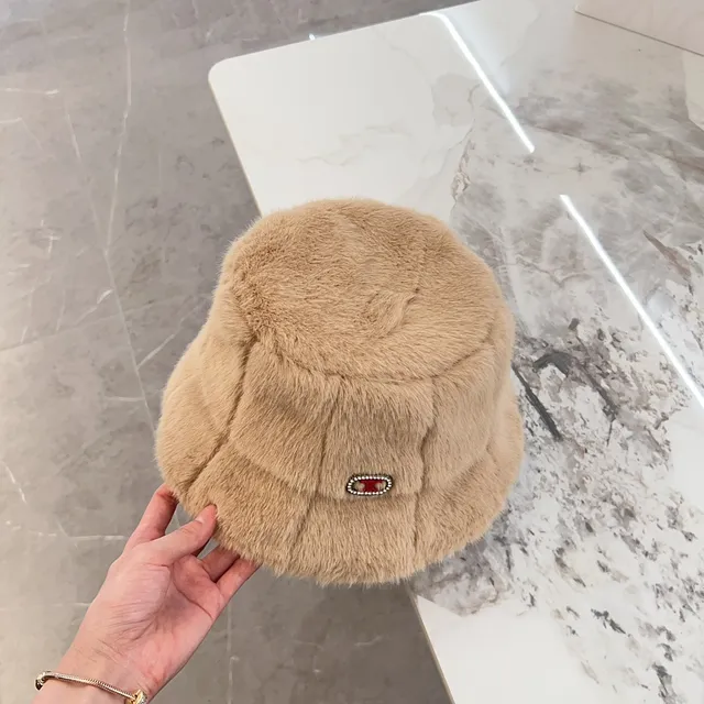 Chapéu de balde bege e vermelho de pelúcia faux fur com construção de painéis acolchados 6