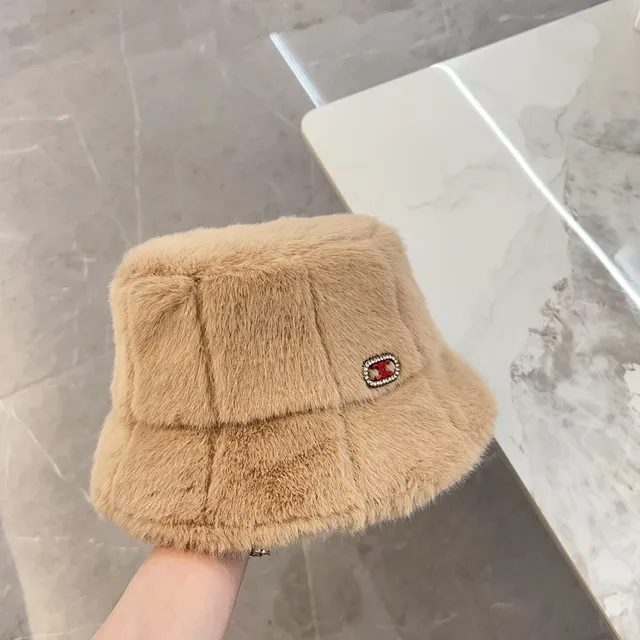 Chapéu de balde bege e vermelho de pelúcia faux fur com construção de painéis acolchados 7