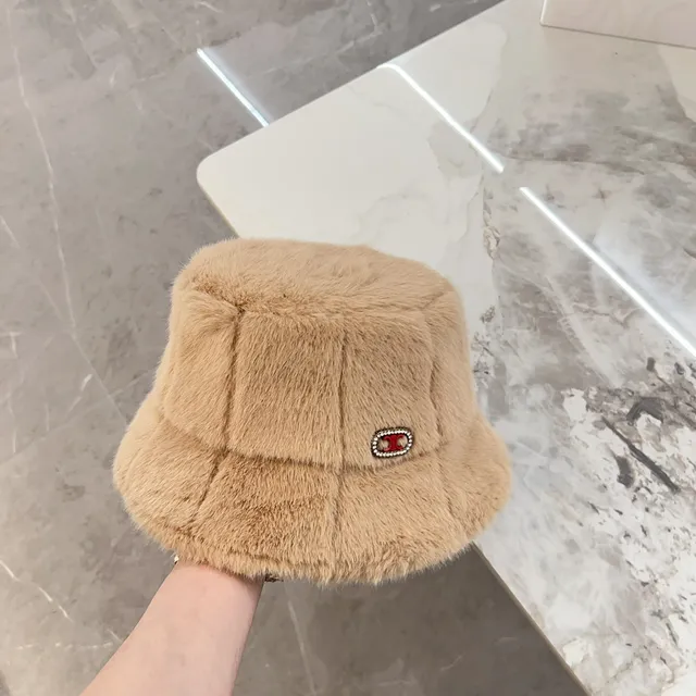 Chapéu de balde bege e vermelho de pelúcia faux fur com construção de painéis acolchados 8