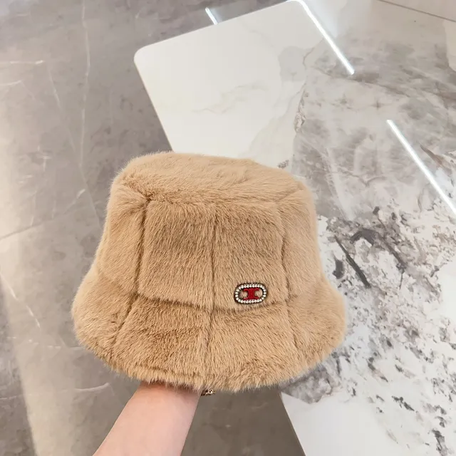 Chapéu de balde bege e vermelho de pelúcia faux fur com construção de painéis acolchados 9