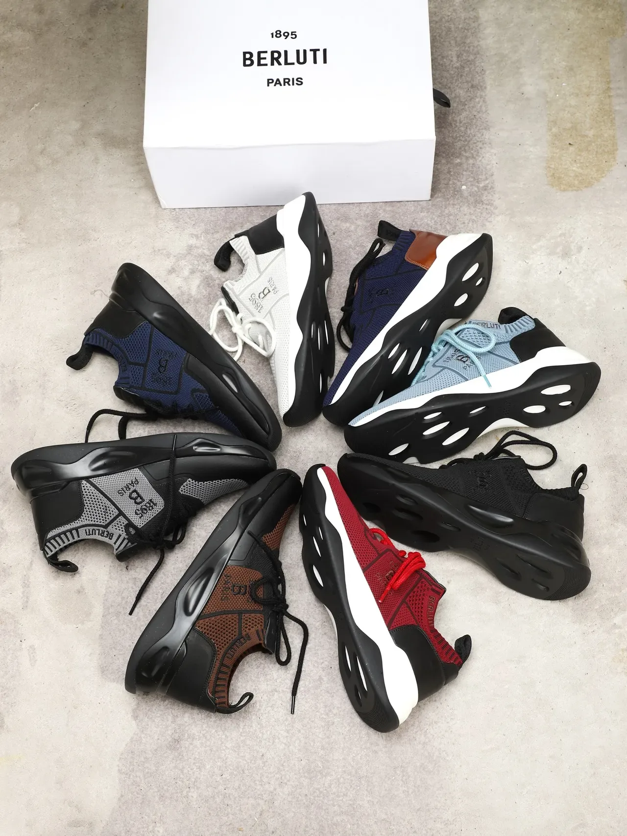 Berluti 黑色灰色针织网面鞋面皮革覆盖运动鞋 2