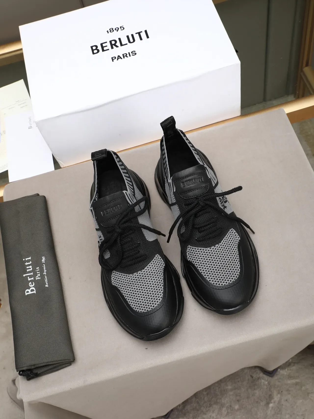 Berluti 黑色灰色针织网面鞋面皮革覆盖运动鞋 3