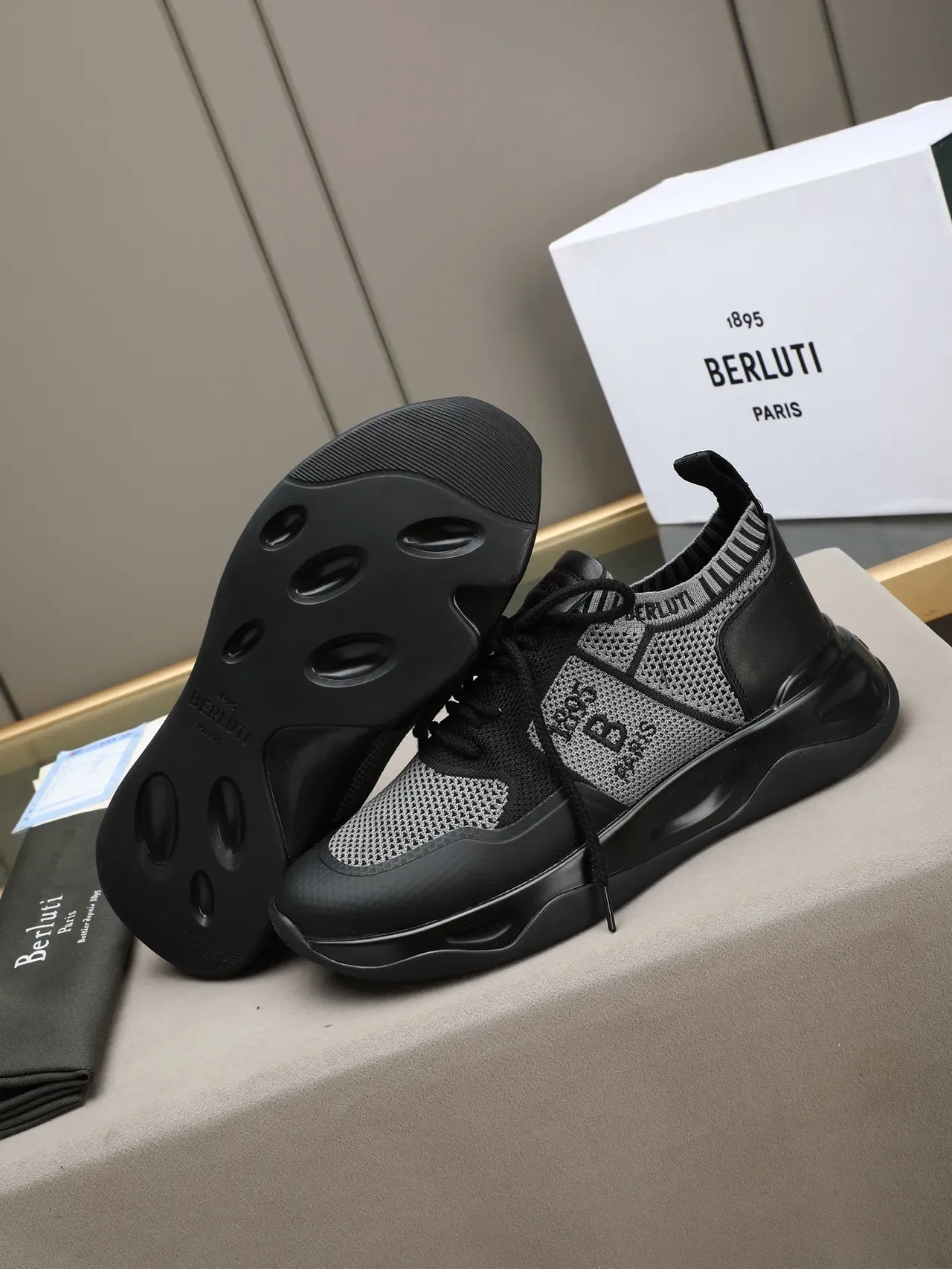 Berluti 黑色灰色针织网面鞋面皮革覆盖运动鞋 4