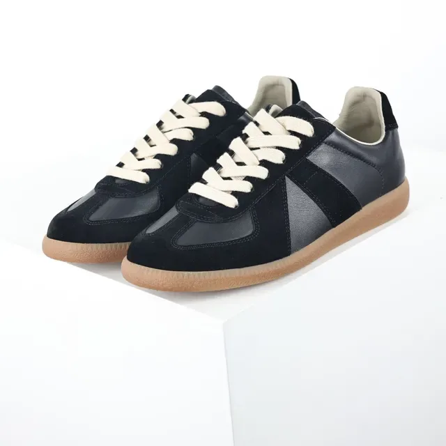 Zapatillas de cuero de ante negro y crema con paneles y suela cupsole 2