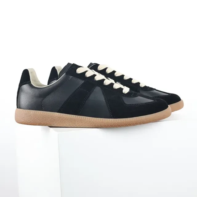 Zapatillas de cuero de ante negro y crema con paneles y suela cupsole 3