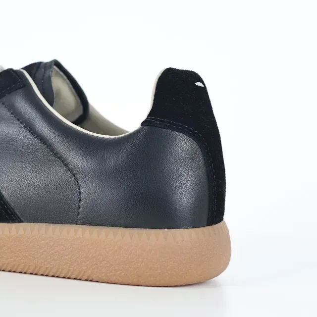 Zapatillas de cuero de ante negro y crema con paneles y suela cupsole 4