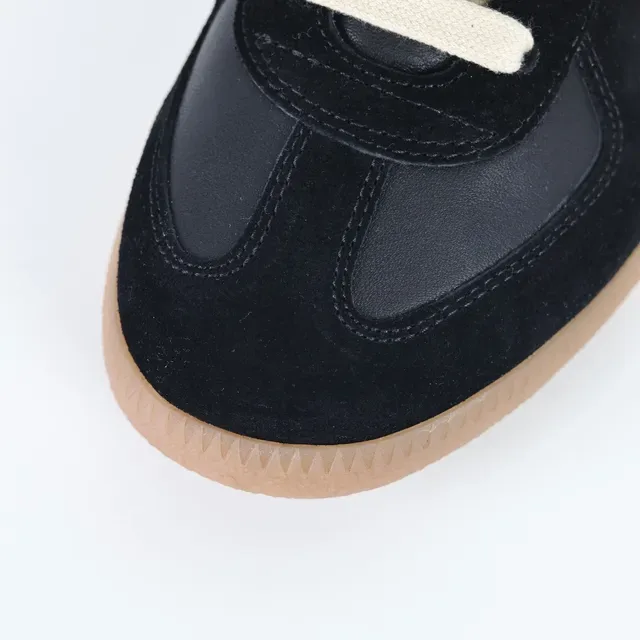 Zapatillas de cuero de ante negro y crema con paneles y suela cupsole 5