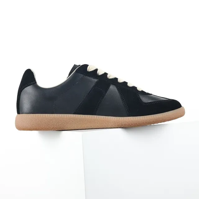 Zapatillas de cuero de ante negro y crema con paneles y suela cupsole 7