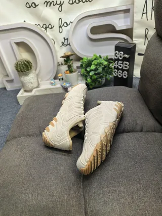 Black and Tan Low-Top Lace-Up Lifestyle Sneakers 16